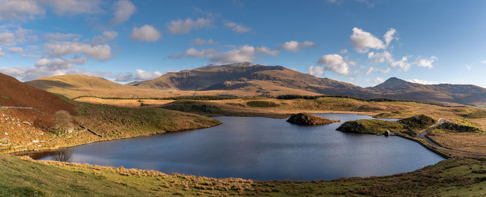 Panoramic view of lake and mountains against sky