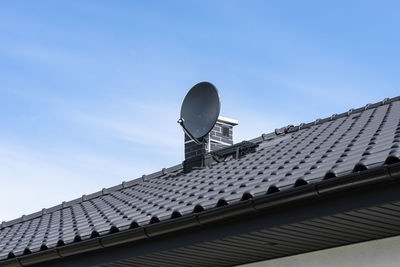 Graphite satellite dish mounted to the chimney with the chimney holder.