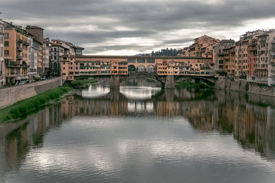 Ponte vecchio over arno river in city