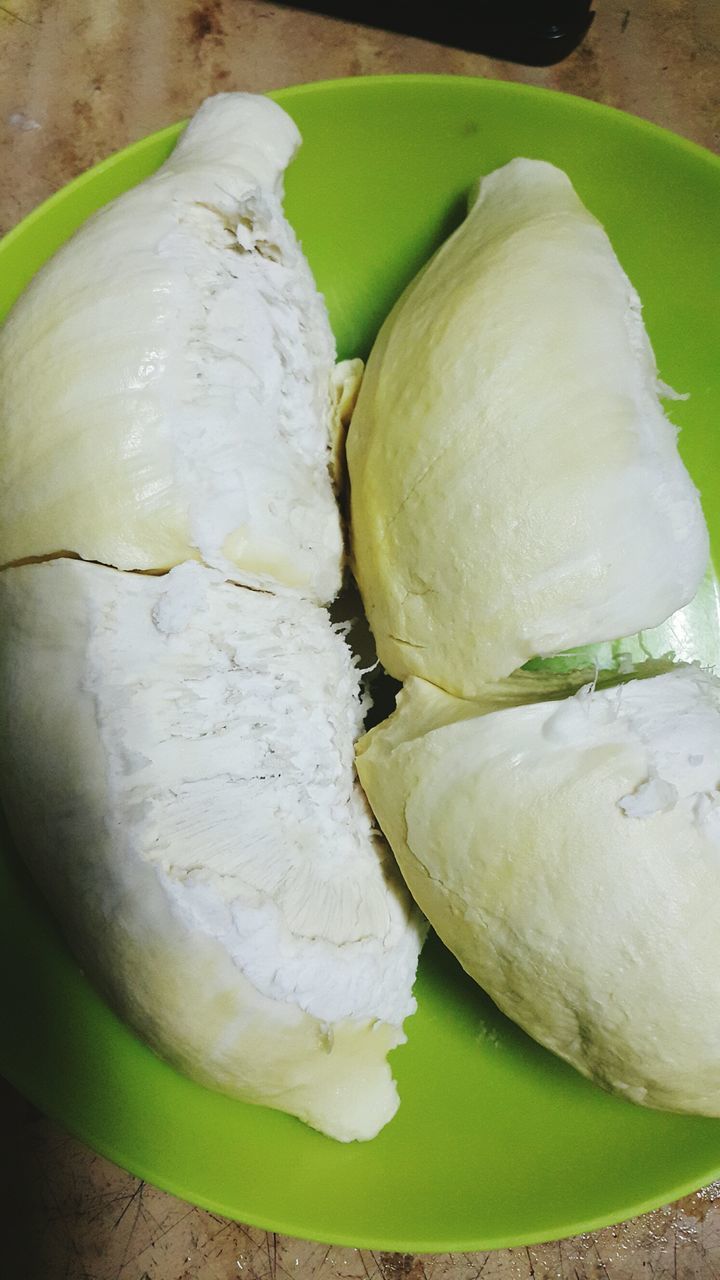 CLOSE UP VIEW OF BANANA LEAF ON CUTTING BOARD