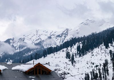 Scenic view of snow covered mountains against sky in solang valley, himachal pradesh, india