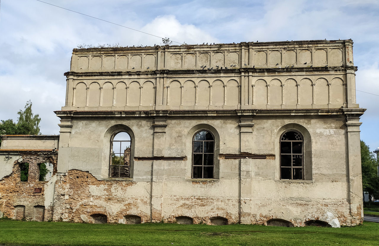 architecture, built structure, building exterior, grass, history, the past, sky, building, cloud, nature, landmark, ancient history, travel destinations, no people, plant, day, facade, ruins, arch, outdoors, old, travel, estate, house, tourism, entrance, window