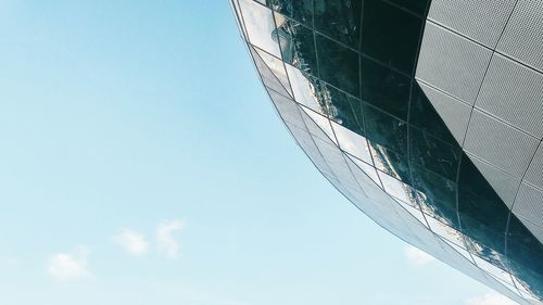 Low angle view of skyscraper against sky