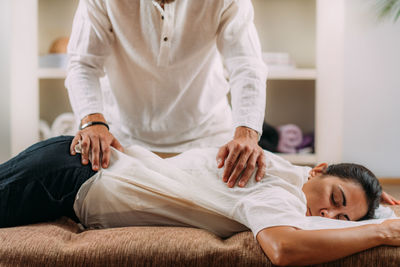 Therapist massaging womans back. woman getting shiatsu back massage.