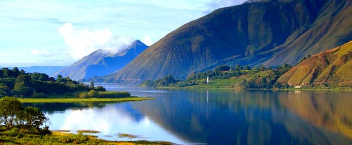 Panoramic view of lake and mountains against sky