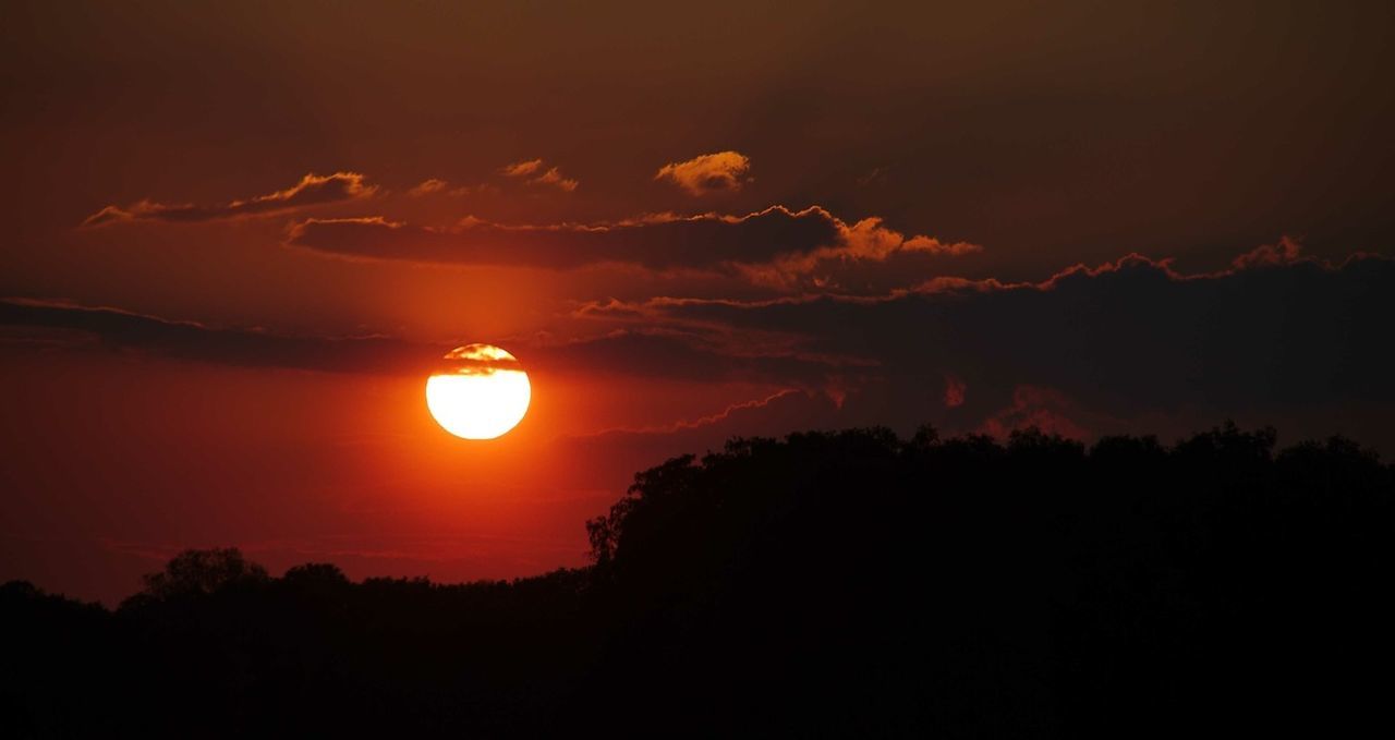 sunset, scenics, tranquil scene, beauty in nature, tranquility, silhouette, sky, sun, idyllic, orange color, nature, majestic, landscape, dark, dramatic sky, cloud - sky, tree, mountain, atmospheric mood, non-urban scene