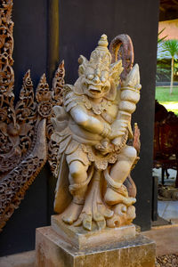 Statue of statues in temple outside building