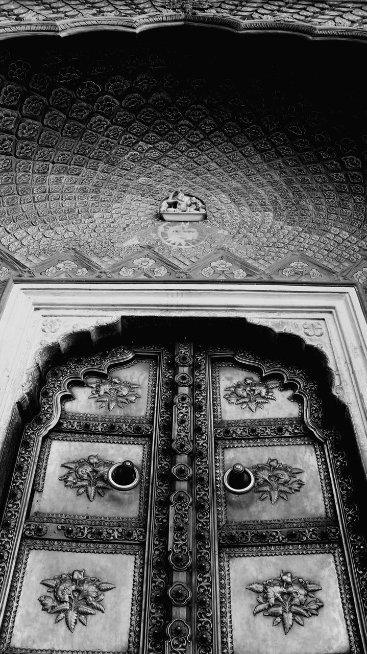 LOW ANGLE VIEW OF CARVING ON BUILDING CEILING