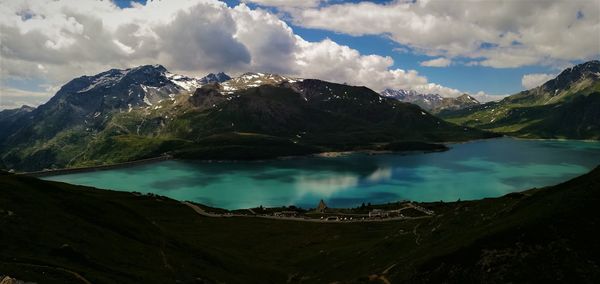 Panoramic view of lake and mountains against sky