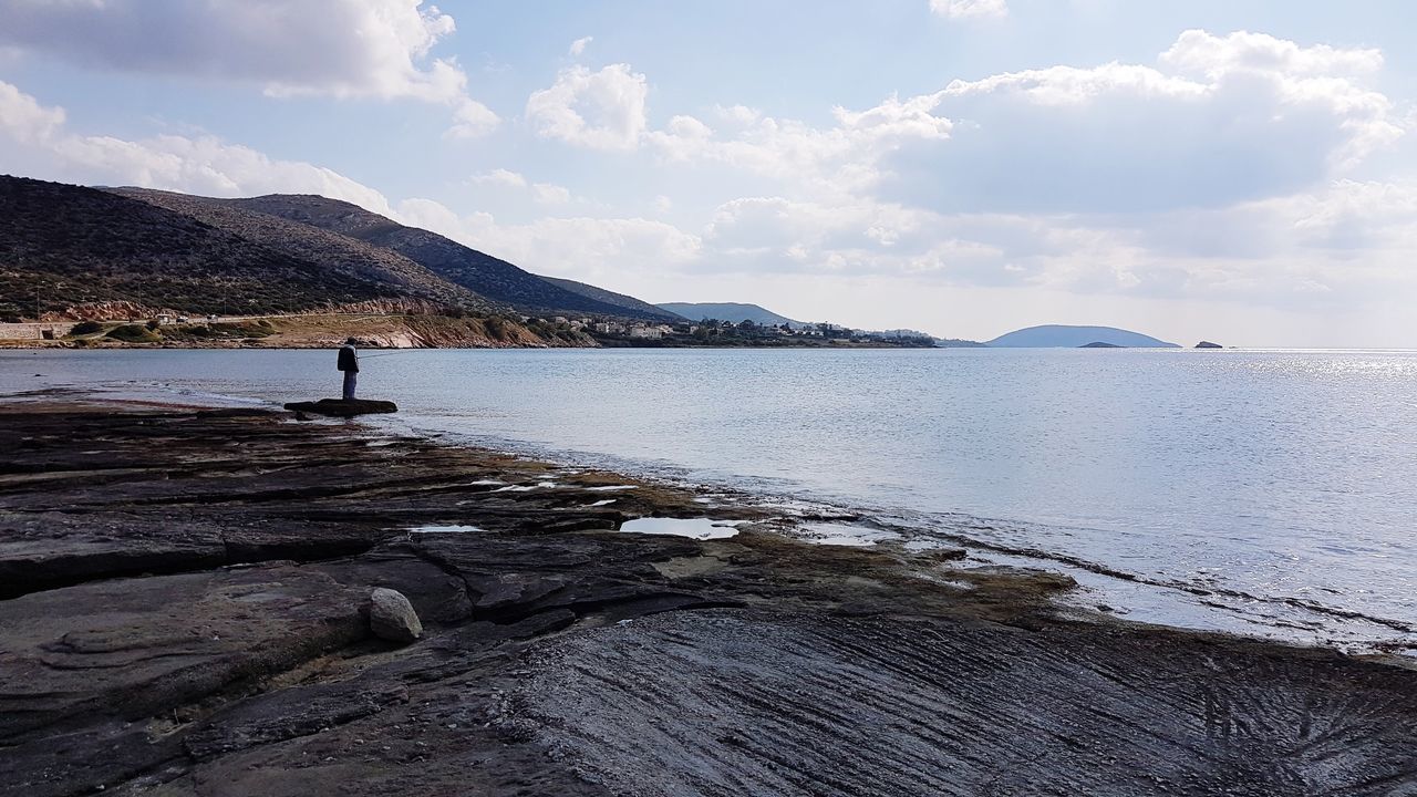 SCENIC VIEW OF SEA AND MOUNTAINS AGAINST SKY