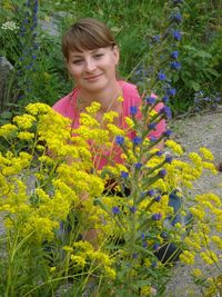 Portrait of a smiling young woman with flowers