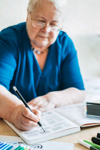 Improving fine motor skills in elderly. activities to help seniors strengthen fine motor skills