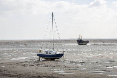 Fisherman boats stuck on the beach in low tide period in leigh-on-sea, uk.