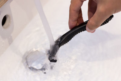 Cropped hand cleaning razor