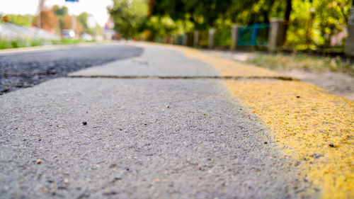 Surface level of road by retaining wall