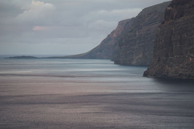 Scenic view of los gigantes against sky