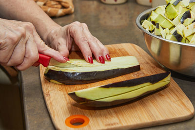 Midsection of man preparing food on cutting board