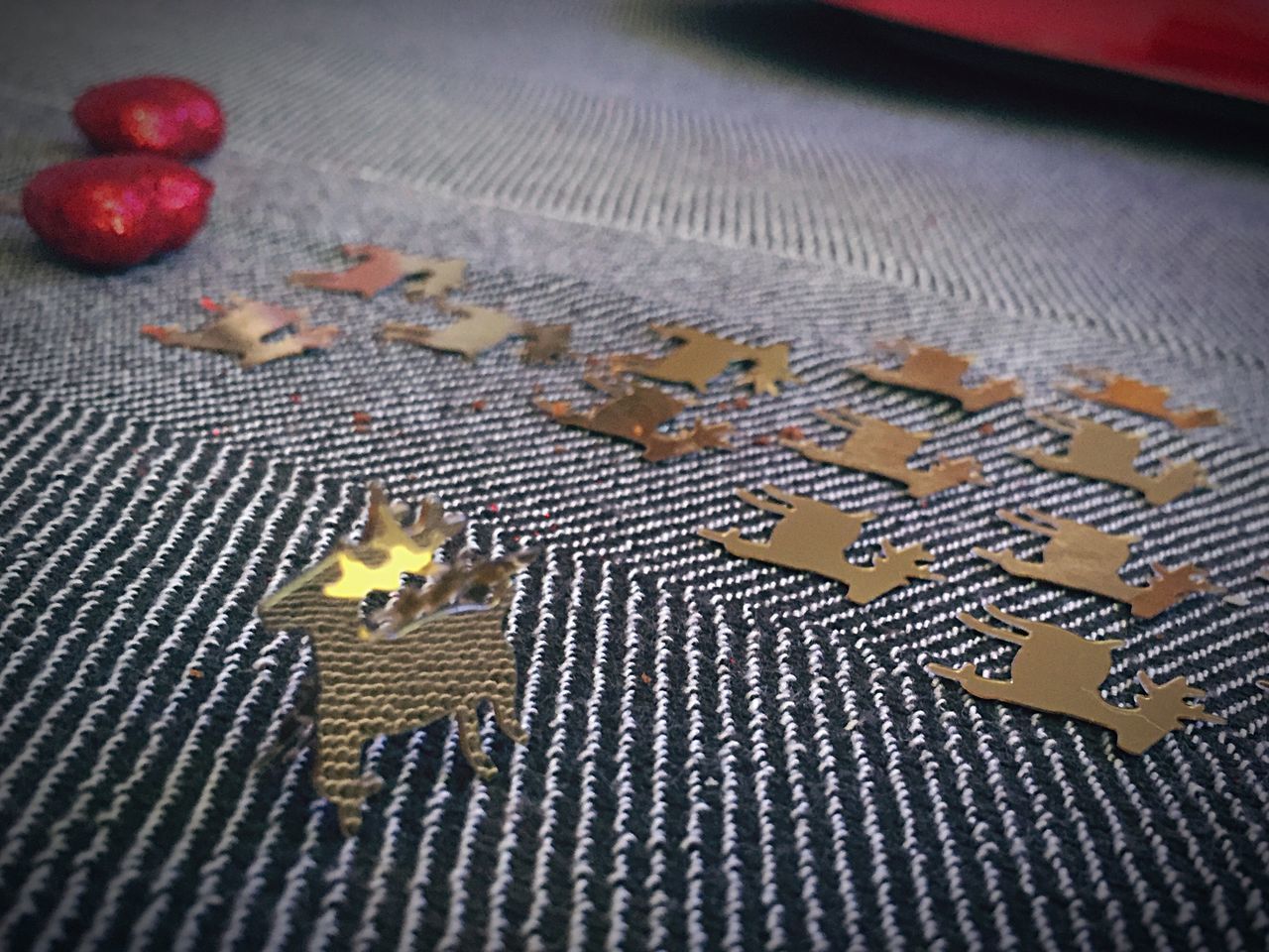 HIGH ANGLE VIEW OF CHRISTMAS DECORATIONS ON TABLE