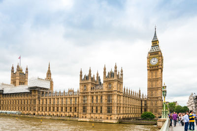 Big ben and houses of parliament against sky