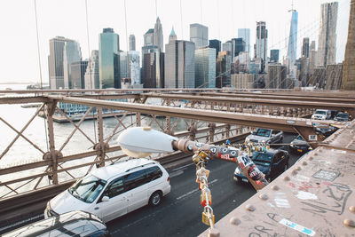 Cars moving on brooklyn bridge