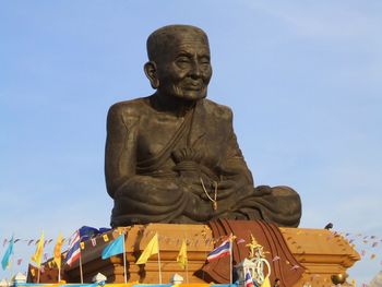 Statue of buddha against sky