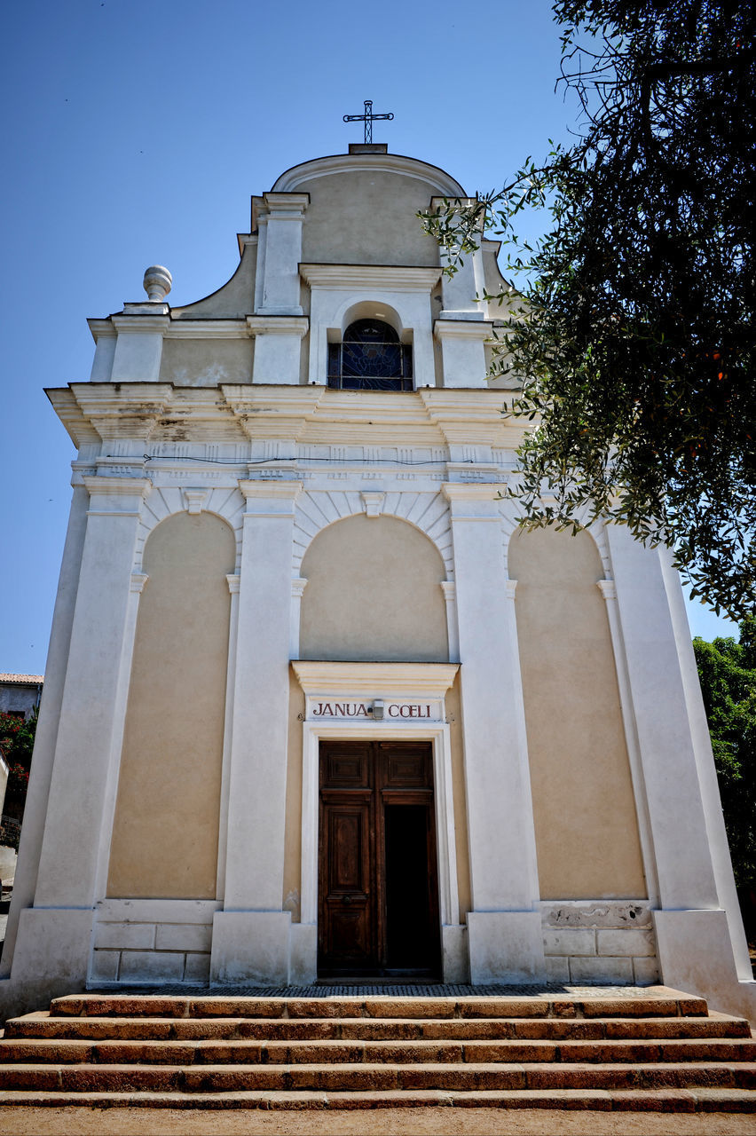 LOW ANGLE VIEW OF CHURCH BUILDING AGAINST SKY