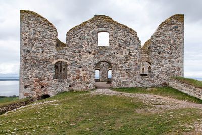 Old ruin building against sky