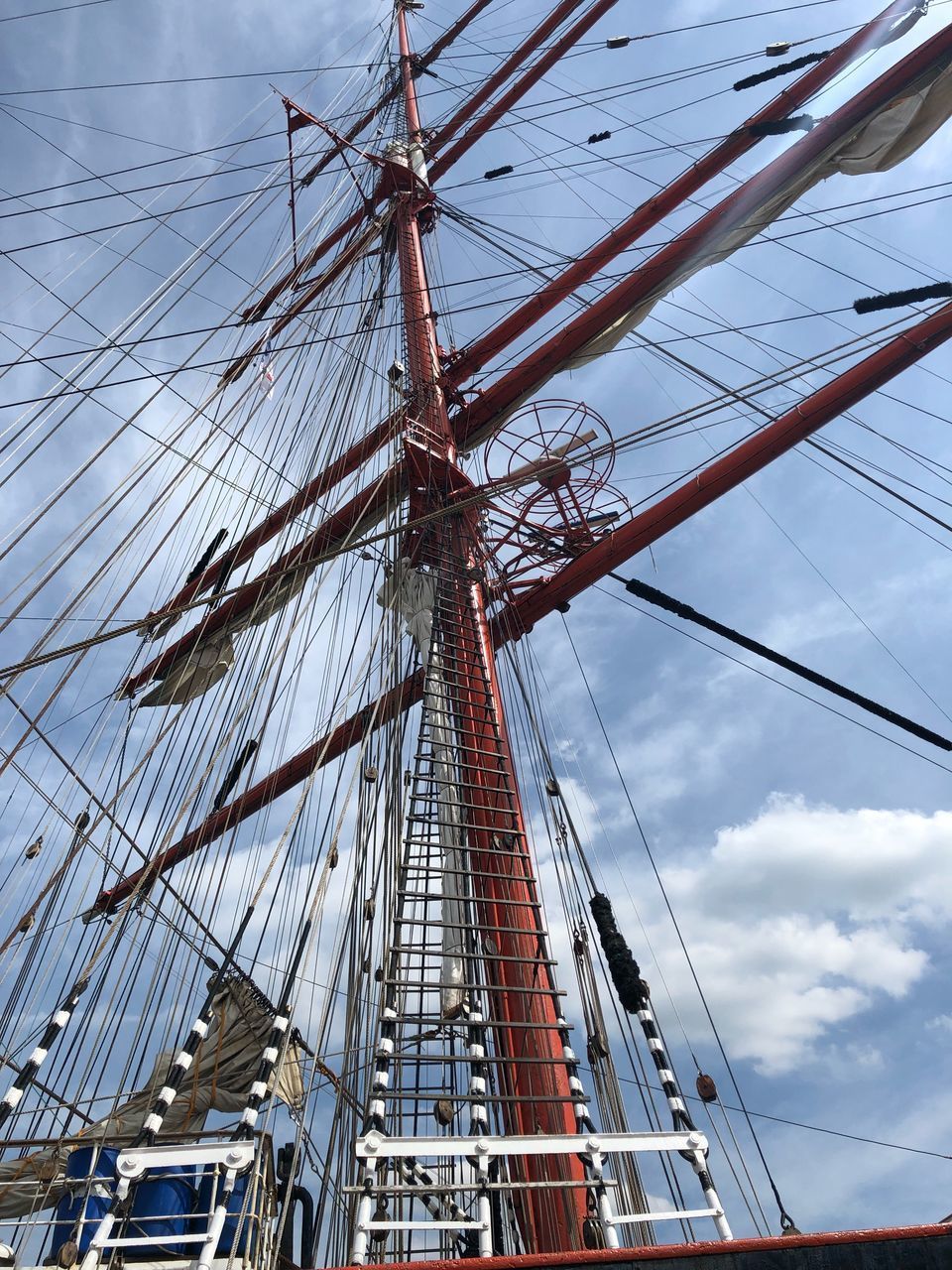 LOW ANGLE VIEW OF SAILBOAT SAILING ON POLE AGAINST SKY