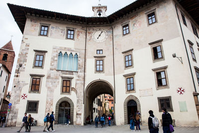 Palazzo dell orologio called torre della muda o della fame located at the knights square in pisa