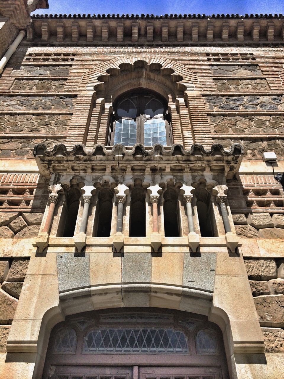 architecture, building exterior, built structure, arch, low angle view, window, history, brick wall, old, facade, building, day, outdoors, steps, the past, historic, wall - building feature, no people, entrance, brick