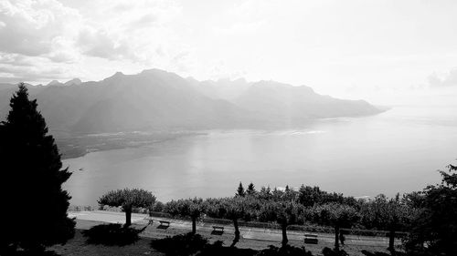 Panoramic view of lake and mountains against sky