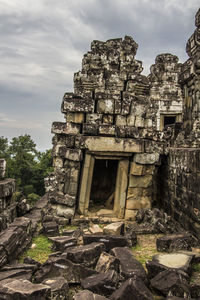 Old ruin building against sky