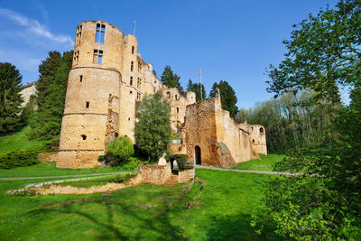 Old ruin building against sky