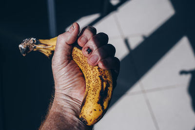 Close-up of hand holding banana 