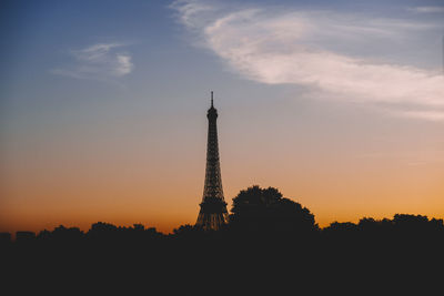 Silhouette of eiffel tower at sunset