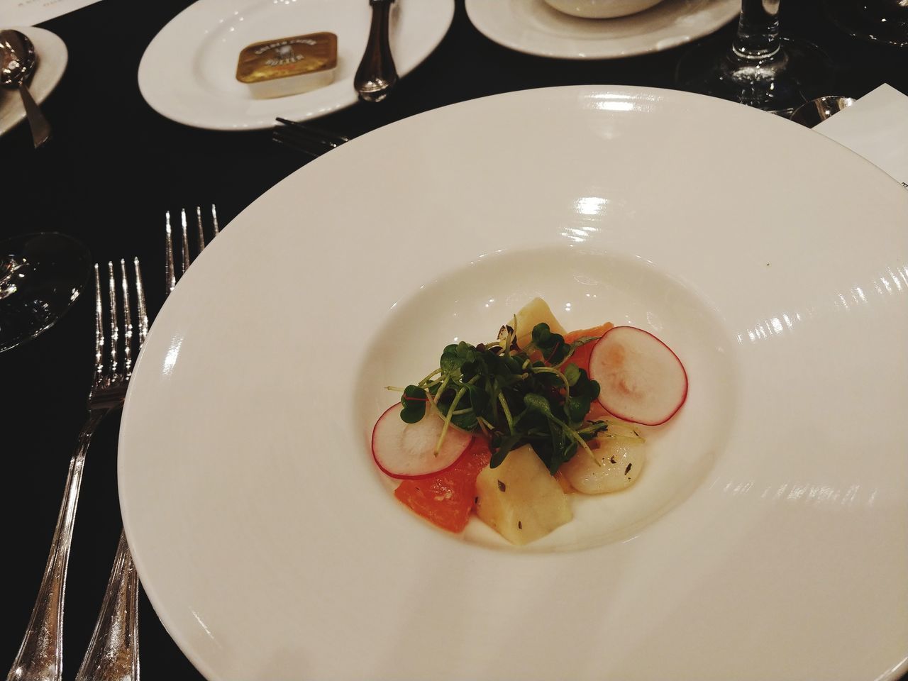 HIGH ANGLE VIEW OF FOOD IN PLATE