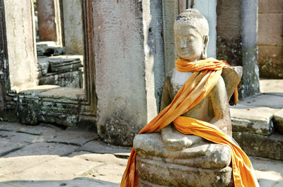 Statue of statues outside building