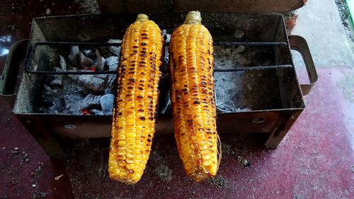 High angle view of corns on barbecue grill