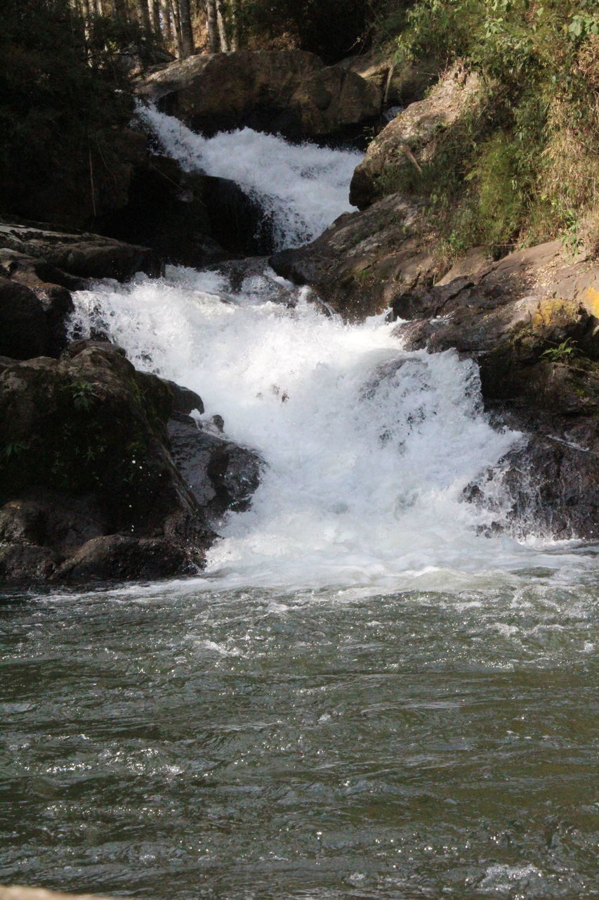 WATER FLOWING THROUGH ROCKS IN SEA