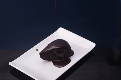 Close-up of chocolate cake in plate on table