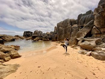 Secret beach yoga horizon