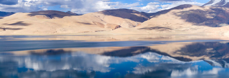 Tso moriri mountain lake panorama with mountains and blue sky reflections in the lake