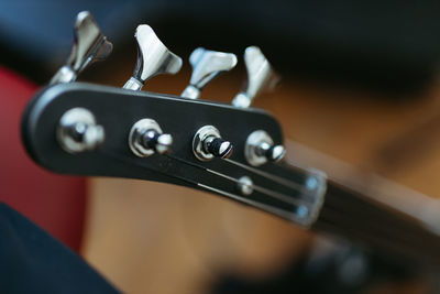 Bass guitar tuning machines