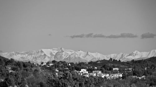 Panoramic shot of townscape against mountain range