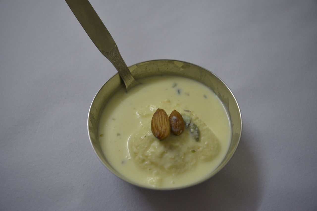 HIGH ANGLE VIEW OF SOUP IN BOWL ON TABLE