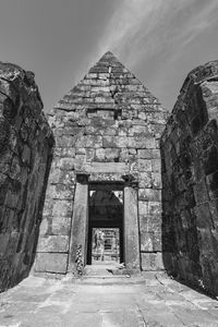 Old ruin building against sky