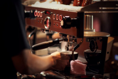 Midsection of man preparing food in cafe