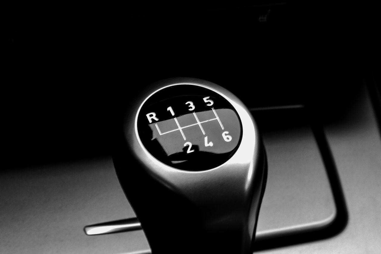 HIGH ANGLE VIEW OF CLOCK ON THE CAR