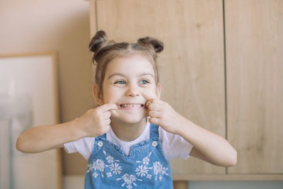 Portrait of cute girl smiling