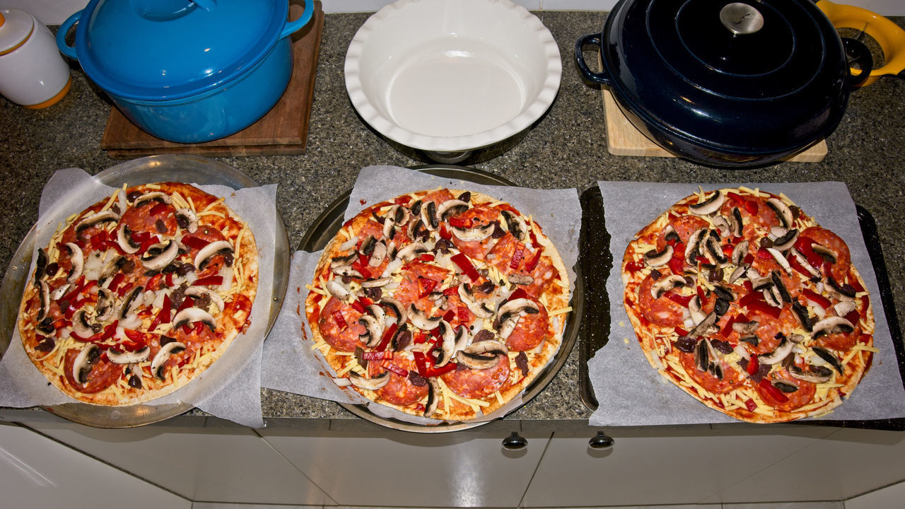 HIGH ANGLE VIEW OF PIZZA ON PLATE